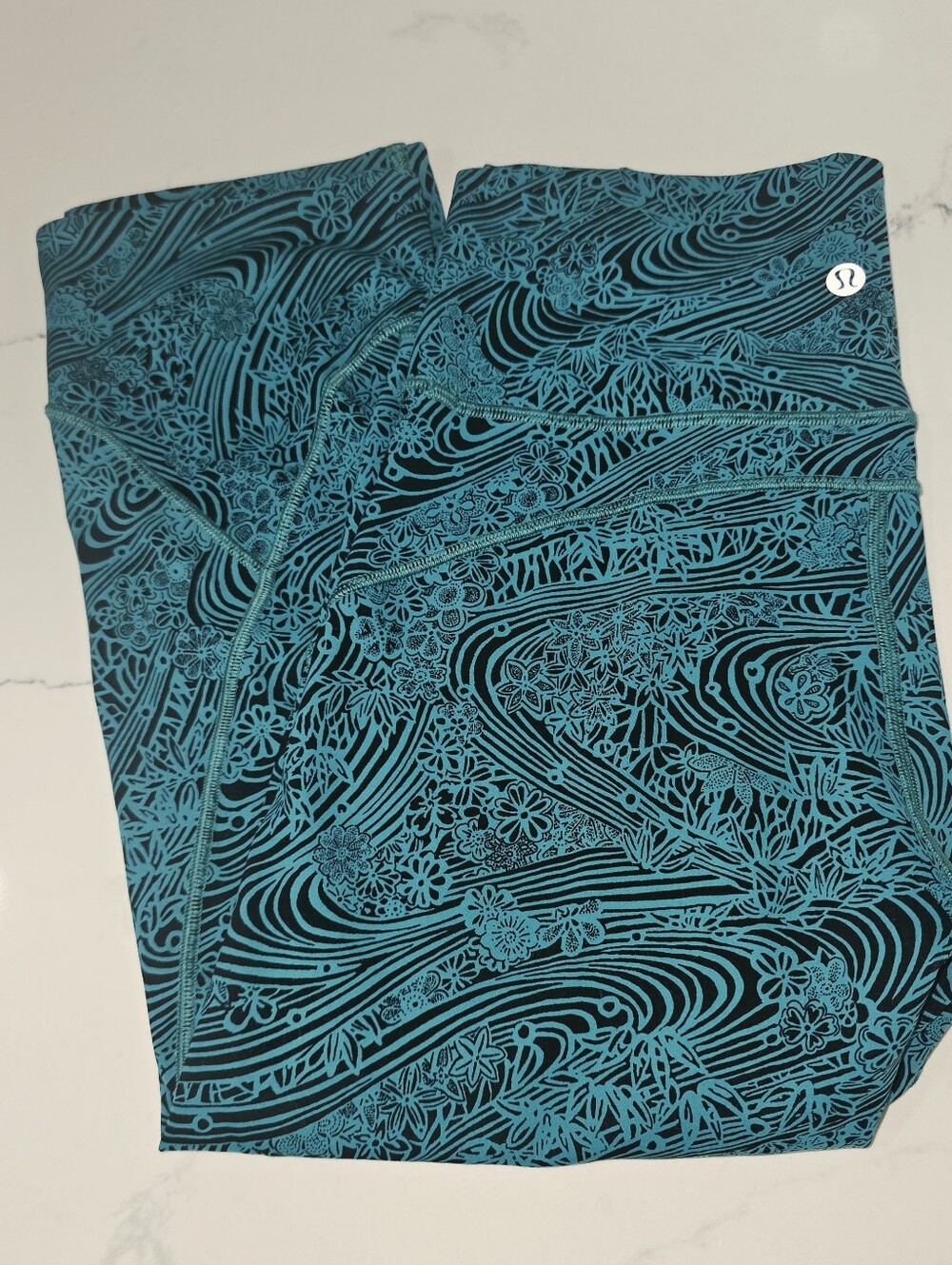 Lululemon In Movement Crop Everlux 19. Size 8.
